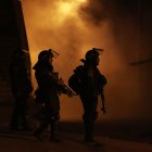 Integrantes de la Policía Boliviana y simpatizantes del expresidente Evo Morales se enfrentan durante una protesta este miércoles, en Vinto (Bolivia).