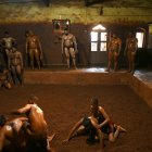 El luchador Mauli Jamdade (C) junto con otros luchadores observan a los juveniles durante una sesión de entrenamiento en Maharashtra, India.