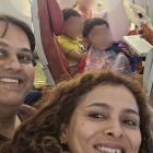 La familia Joshi-Vyas sonríe en su última fotografía minutos antes del despegue del vuelo AI171 de Air India.