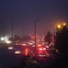 El humo se eleva desde un incendio tras un ataque israelí en Teherán, Irán.