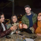 La calle Antepara en San Blas es el lugar perfecto para disfrutar entre amigos y con a vista perfecta del Centro Histórico.
