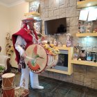 Cada año Gustavo Segovia se equipa con su tradicional atuendo, al que acompaña con una flauta de madera y su tambor de más de tres décadas.