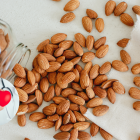 Un puñado al día es ideal: las almendras son nutritivas, pero su consumo excesivo puede afectar la salud.