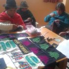 Las mujeres de Simiatug bordan con lanas de borregos que ellas mismas crían.