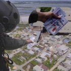 Desde el helicóptero militar se distribuyeron las volantes con diseño de billetes de 100 dólares, para promocionar el Plan de Recompensas 131.