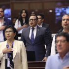 Ronal González (centro) fue sancionado por usar un megáfono en el hall de la Asamblea.