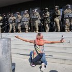 Una manifestante increpa a miembros de la Guardia Nacional de California, frente al edificio federal Edward R. Roybal, en Los Ángeles (CA, EE.UU.).