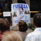 Personas rezan frente a la clínica Fundación Santa Fe por la recuperación del senador y precandidato presidencial colombiano Miguel Uribe Turbay, en Bogotá (Colombia).
