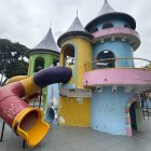 El castillo. Las palomas han convertido este espacio icónico en su casa, dejando allí sus excrementos. El parque luce solitario por la falta de mantenimiento.