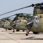 Boeing CH-47 Chinooks antes del desfile del 250.º aniversario del Ejército de EE. UU. en la Base Conjunta Andrews, Maryland, EE. UU.