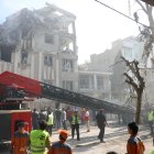 Bomberos, rescatistas y personal de seguridad trabajan alrededor de un edificio que fue alcanzado por ataques aéreos israelíes en el centro de Teherán, Irán, el 13 de junio de 2025.