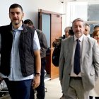 Luego de la audiencia de este sábado, Aquiles Álvarez y su abogado fueron captados en dirección al mercado Iñaquito.