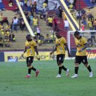 Los jugadores de Barcelona muestran frustración tras la derrota en casa.