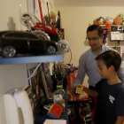 Desde hace un año, Gastón vive con su padre Andrés Naranjo. Comparten el gusto por deportes como el fútbol.