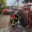 En Conocoto, un vehículo terminó volcado, dejando a su conductor atrapado.