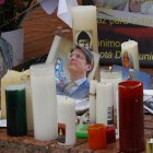 Fotografía de una imagen del senador Miguel Uribe en medio de velas puestas en un altar frente al hospital Fundación Santa Fe de Bogotá