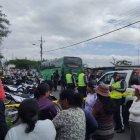 Los vecinos del sector retuvieron el bus. El conductor huyó.