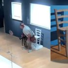 Momento en el que el turista se sienta sobre la obra de arte.