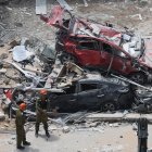 Equipos de rescate en la zona donde impactó en el centro de Israel un misil lanzado por Irán.