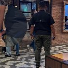 Lo “inusual” es oír a los guardaespaldas y custodios coordinar su trabajo a través de walkie-talkies.