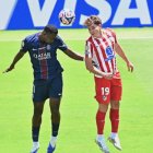 Willian Pacho (i) marca a Julián Ávarez durante el partido por el Mundial de Clubes 2025.