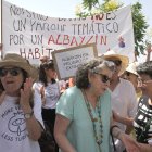 Cientos de personas se han sumado este domingo a las protestas convocadas en Granada (España) contra un modelo de turismo "depredador".