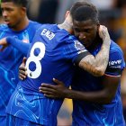 Moisés Caicedo (d) junto  Enzo Fernández tras el gol con la camiseta de Chelsea