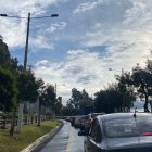 Un camión se volcó en la avenida Simón Bolívar este 16 de junio y hay cierre vial y una fuerte congestión.