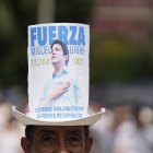 Un hombre con la imagen del senador Miguel Uribe Turbay se manifiesta durante la ´Marcha del silencio´