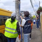 La Agencia Metropolitana de Control (AMC) avanza en el retiro de propaganda electoral en Quito, con apoyo de trabajo comunitario