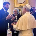 El papa León XIV recibió en audiencia privada en el Vaticano a Al Pacino (atrás), y al productor Andrea Iervolino (izquierda), junto a parte del reparto de una película sobre la historia de la casa automovilística Maserati.