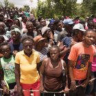 Personas haciendo fila para recibir las raciones alimentarias que entrega el Programa Mundial de Alimentos (WFP) de la ONU en Haití.