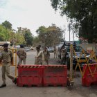 La policía vigila el lugar del accidente del avión de Air India, en Ahmedabad, Gujarat, oeste de la India, el 15 de junio de 2025.