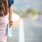 El estigma frena a los latinos migrantes de buscar terapia. Aprende cómo superar barreras y cuidar tu bienestar emocional