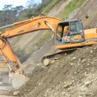 La vía Loja-Malacatos permanece temporalmente cerrada, en el kilómetro 23, mientras se la repara.