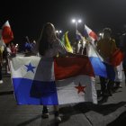Personas sostienen banderas durante una protesta contra el Gobierno del presidente, José Raúl Mulino, el 7 de junio de 2025, en La Chorrera (Panamá).