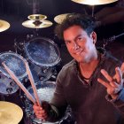 Billy Cueva es músico y piloto comercial.