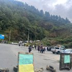 Habitantes de la parroquia Molleturo cerraron el paso vehicular en la carretera que conecta Cuenca con Guayaquil.