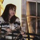 La expresidenta de Argentina Cristina Fernández (2007-2015) observa una vigilia de militantes kirchneristas desde el balcón de su residencia en Buenos Aires.