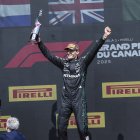 George Russell de Mercedes festeja la primera victoria de su escudería en el año.