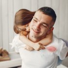 La crianza en solitario tiene retos únicos. Descubre cómo priorizar la comunicación, delegar tareas y cuidar tu salud mental mientras educas a tus hijos