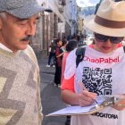 Néstor Marroquín y otros voluntarios del colectivo Cuida tu voto han recolectado las firmas para la revocatoria de Pabel Muñoz, en diferentes sectores de Quito.