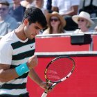 Carlos Alcaraz celebra un punto durante el debut de Queen"s en el cotejo ante Adam Walton.