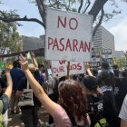 Una persona que sostiene una pancarta durante una protesta contra las redadas migratorias en Los Ángeles (EE.UU.).