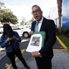 Néstor Marroquín mostró dos fotografías del motorizado que vigila su casa.