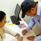 Néstor Marroquín y el colectivo Cuida tu voto recolectan las firmas para la revocatoria del mandato contra el alcalde de Quito, Pabel Muñoz.