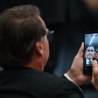 El expresidente brasileño Jair Bolsonaro tomándose una "selfie".
