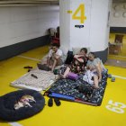 Personas pasan la noche en un estacionamiento subterráneo en medio de las amenazas de ataques con misiles balísticos iraníes, en Tel Aviv, Israel, el 17 de junio de 2025.