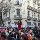 Personas se reúnen a las afueras de la casa de la expresidenta de Argentina Cristina Fernández de Kirchner en Buenos Aires (Argentina).
