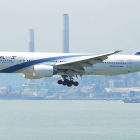 Israel organiza vuelos especiales y rutas marítimas para evacuar a turistas atrapados por el conflicto.